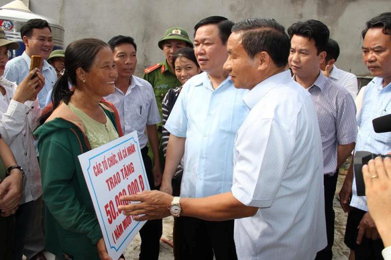 Ph&oacute; thủ tướng thăm v&agrave; tặng qu&agrave; cho b&agrave; con nh&acirc;n d&acirc;n