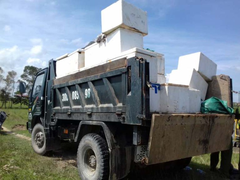 chiếc xe chở th&ugrave;ng xốp c&oacute; m&ugrave;i h&ocirc;i thối ra đồng