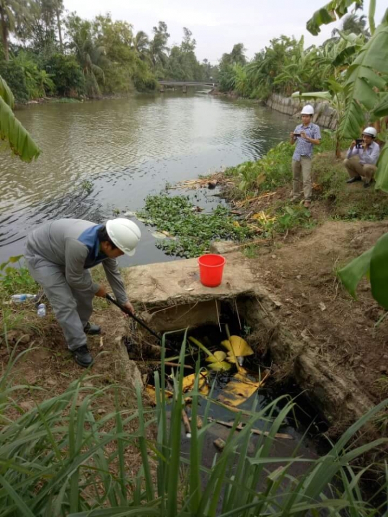 Ch&iacute;nh quyền v&agrave; người d&acirc;n địa phương bắt quả tang v