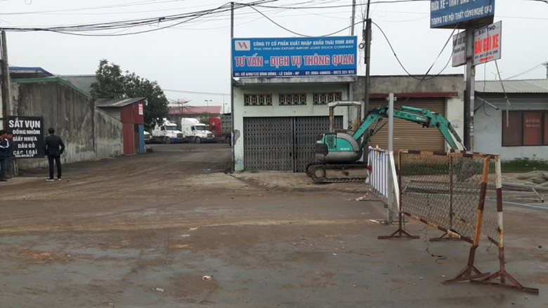 Barie r&agrave;o đường khiến xe &ocirc; t&ocirc; phải đi v&ograve;ng v&agrave;o đất