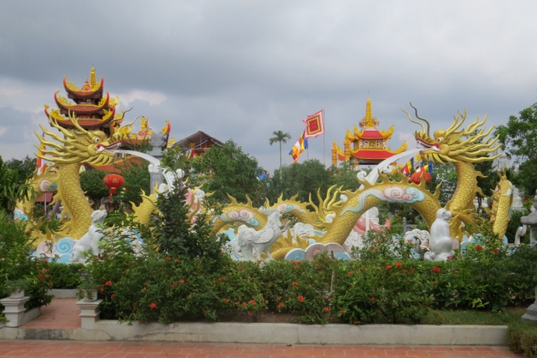 Tượng rồng ph&iacute;a trong biệt phủ