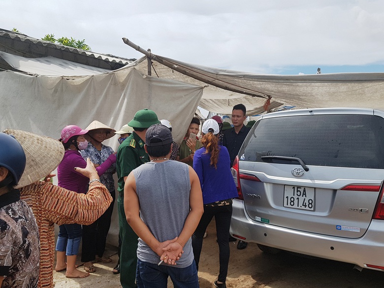 người d&acirc;n giữ chiếc xe v&igrave; cho rằng những người tr&ecirc;