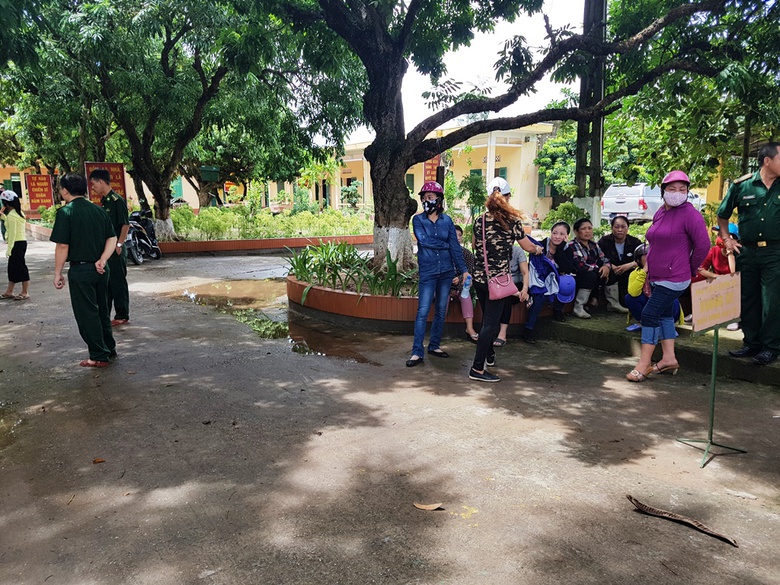 Người d&acirc;n tập trung tại Đồn bi&ecirc;n ph&ograve;ng Đo&agrave;n X&aacute;