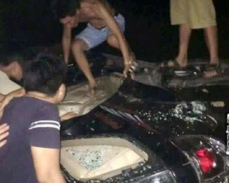 Nhiều người qu&aacute; kh&iacute;ch lật, đốt xe fortuner