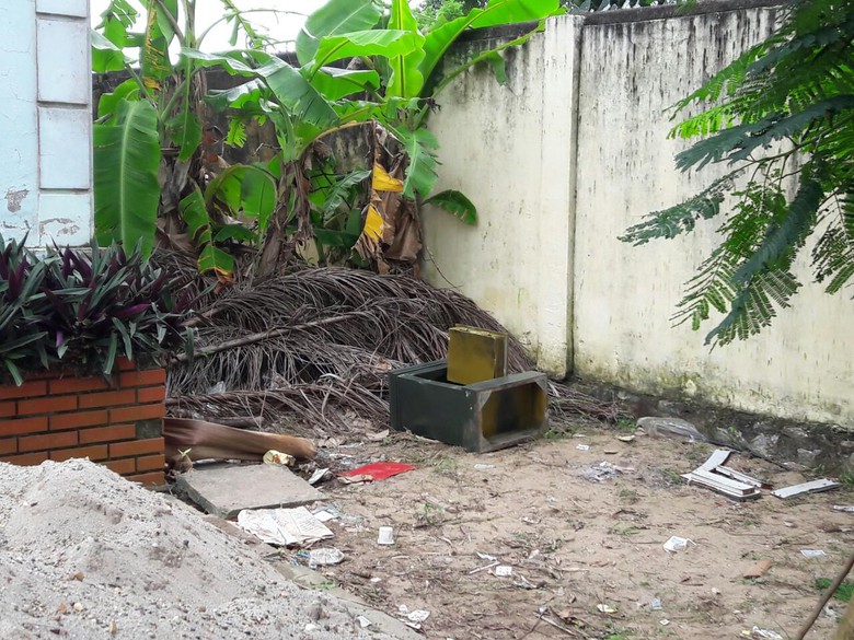 kẻ gian đem k&eacute;t sắt ra c&aacute;ch trụ sở UBND x&atilde; khoảng 