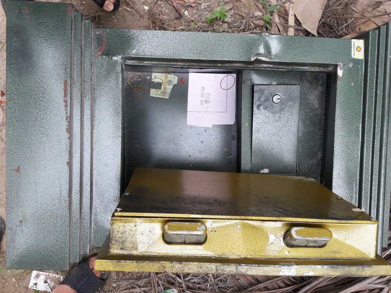 k&eacute;t sắt bị đập ph&aacute;