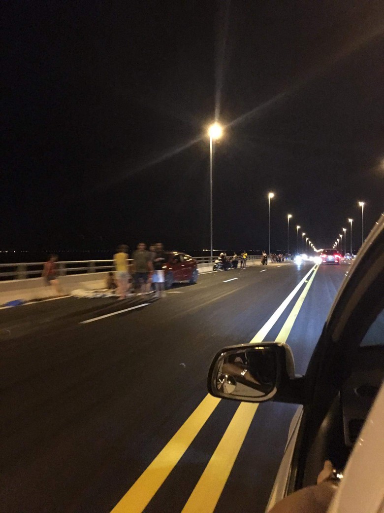 Nh&oacute;m người ngồi nhậu tr&ecirc;n cầu T&acirc;n Vũ - Lạch Huyện 