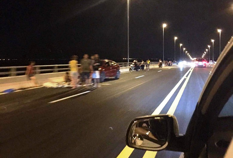 Nh&oacute;m người ngồi nhậu tr&ecirc;n cầu T&acirc;n Vũ - Lạch Huyện 