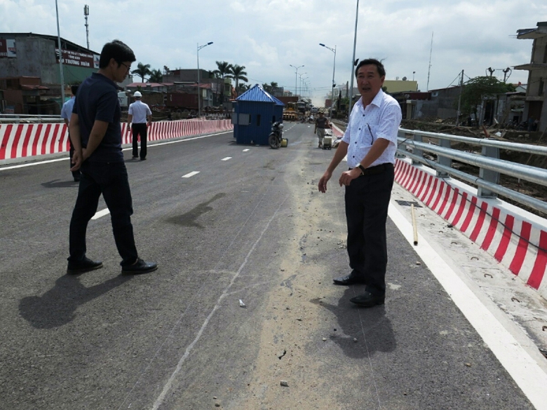 Kiểm tra vết nứt đường dẫn l&ecirc;n cầu vượt