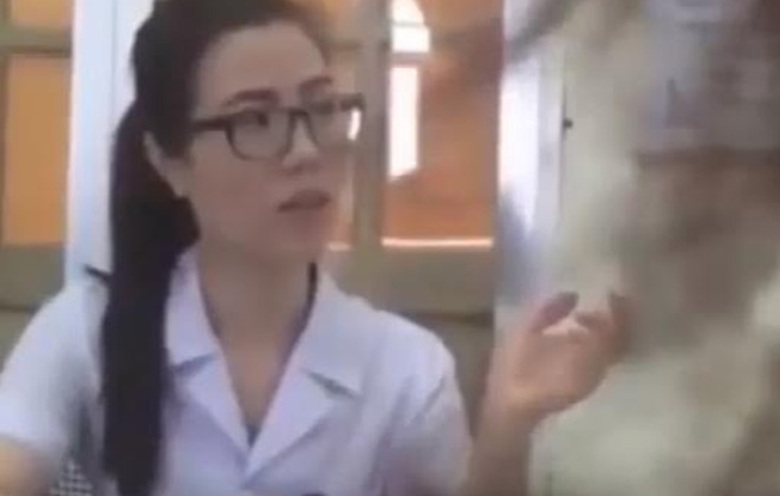 Bác sĩ Sen dang gợi ý thu ti&ecirc;̀n của b&ecirc;̣nh nh&acirc;