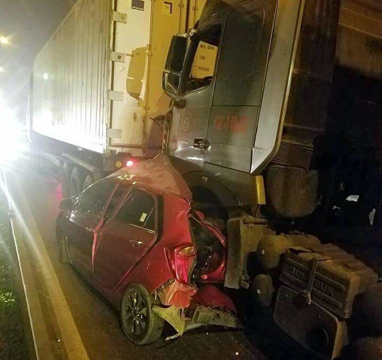 xe tai nạn tr&ecirc;n đg nguy&ecirc;̃n văn linh