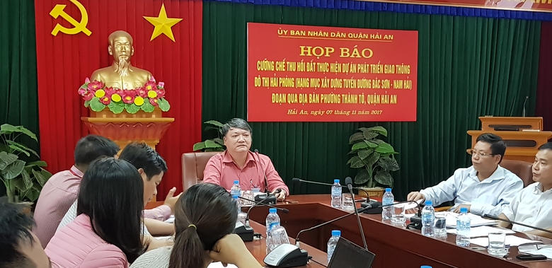 &Ocirc;ng Nguy&ecirc;̃n C&ocirc;ng H&acirc;n, phó Chủ tịch UBND qu&acirc;̣n H