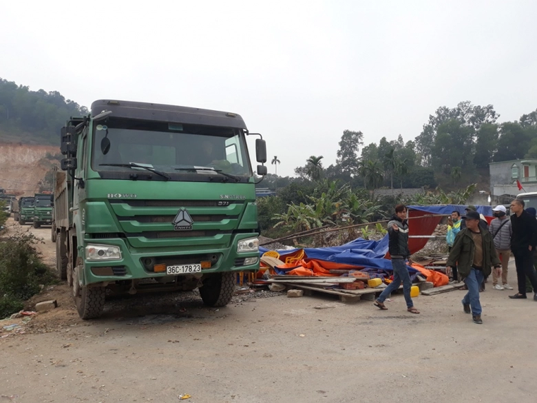 Đo&agrave;n xe tải bị chặn
