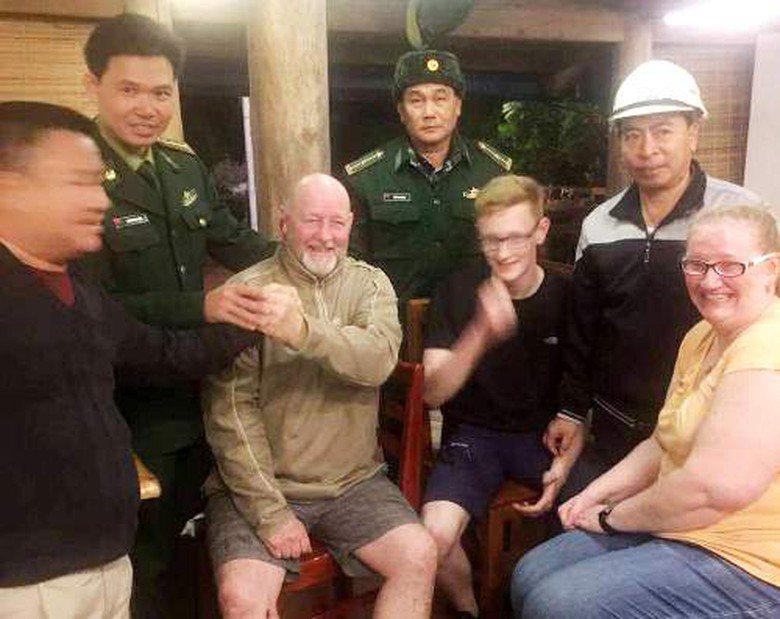 Ảnh du khách Cát bà mắc kẹt