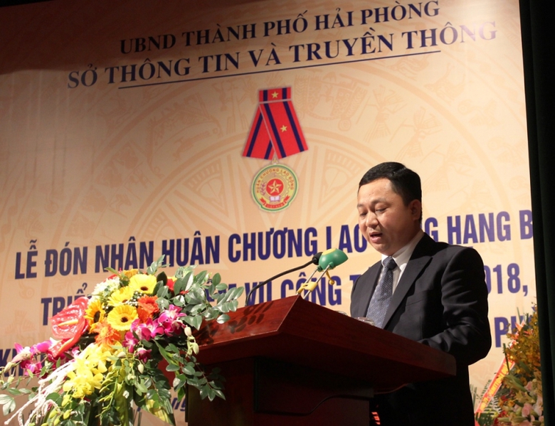 Gi&aacute;m đốc Sở TTTT Lương Hải &Acirc;u b&aacute;o c&aacute;o trước hội ng