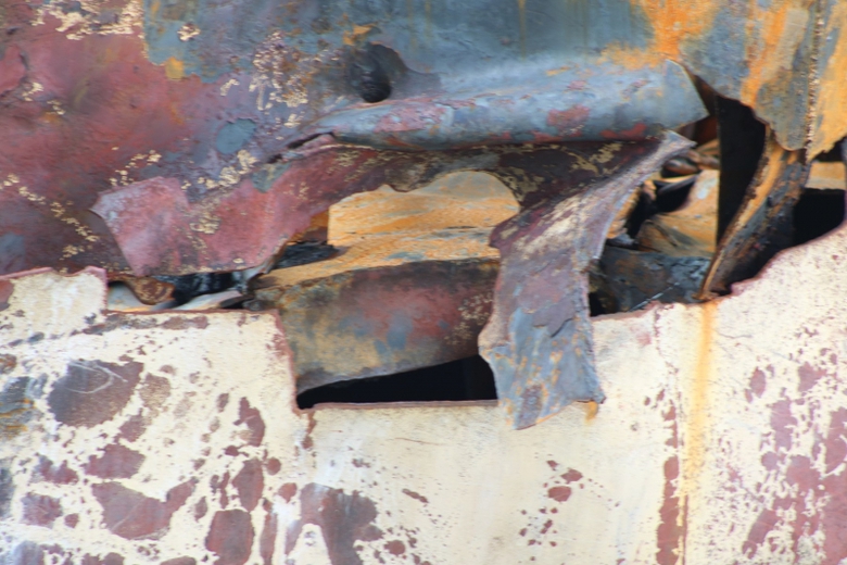 Vụ nổ x&eacute; toạc