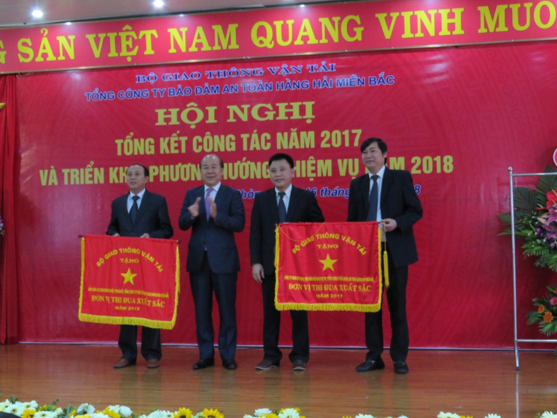 Thứ trưởng C&ocirc;ng tặng băng khen
