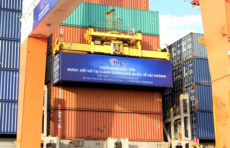 Container dau tien duoc xep do tai Cang Container 