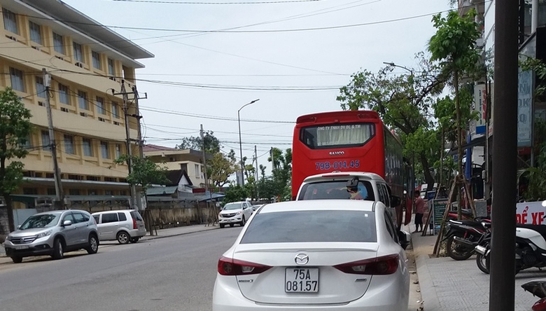xe-tuyen-co-dinh-dua-nhau-vao-pho-van-phong-xe-ope