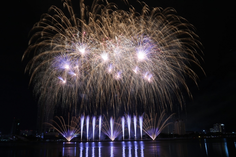 Trinh dien phao hoa tai Le hoi phao hoa quoc te Da