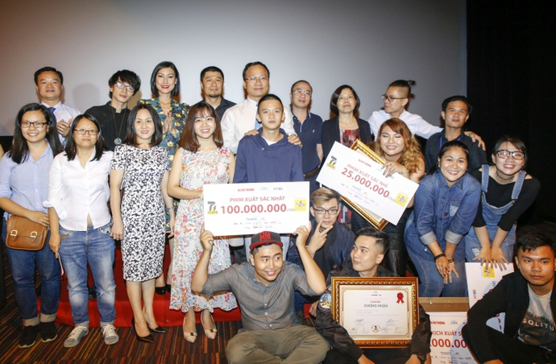 C&aacute;c nh&oacute;m l&agrave;m phim ăn mừng sau khi trao giải Ảnh LI