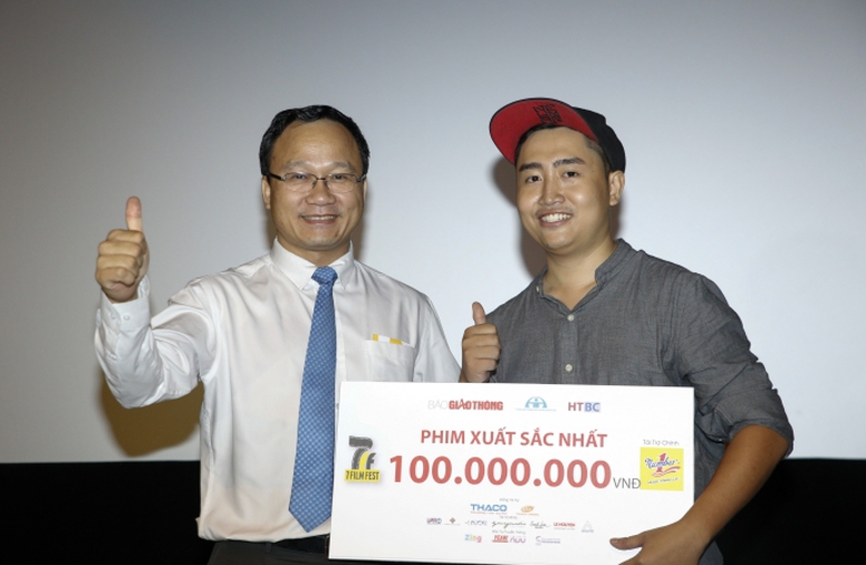 &Ocirc;ng Khuất Việt H&Ugrave;ng trao giải Phim xuất sắc nhất c