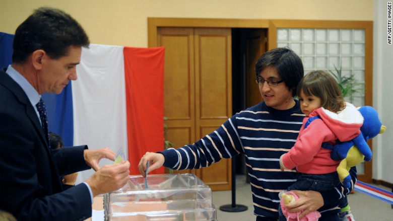 Cử tri Ph&aacute;p đi bầu cử