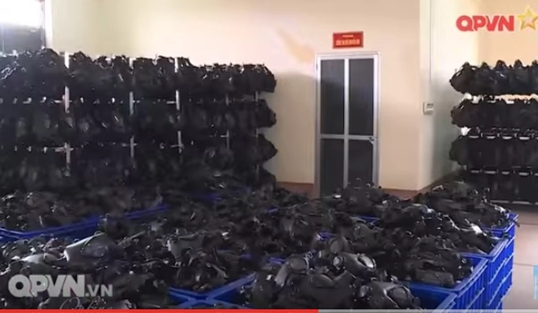 B&ecirc;n trong nh&agrave; m&aacute;y sản xuất mặt nạ ph&ograve;ng độc X61 củ