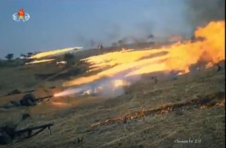 Binh sỹ Triều Ti&ecirc;n d&ugrave;ng s&uacute;ng phun lửa trong tập tr