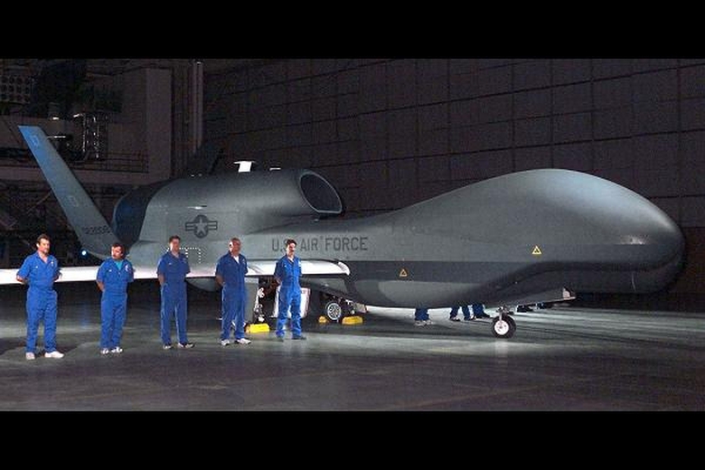 M&aacute;y bay kh&ocirc;ng người l&aacute;i tầm cao Global Hawk 2