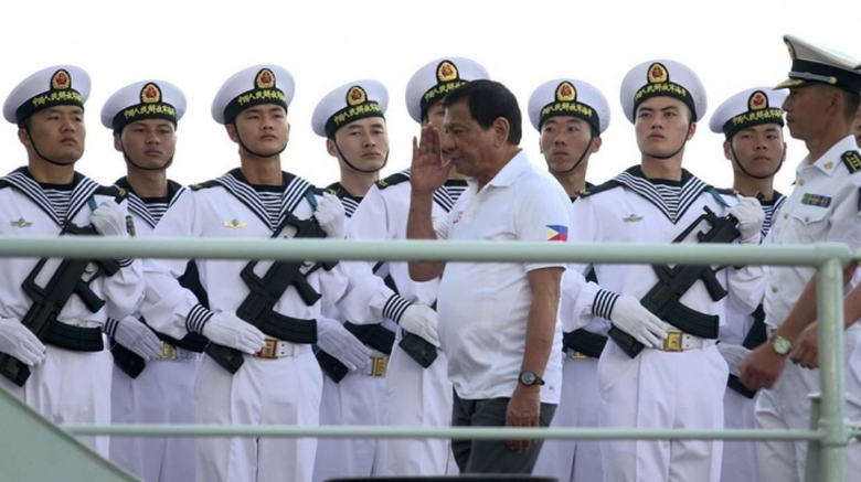 Tổng thống Philippines Rodrigo Duterte tr&ecirc;n t&agrave;u ch