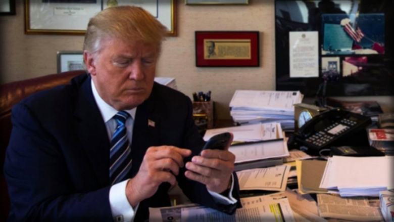 Tổng thống Mỹ Donald Trump đang sử dụng điện thoại