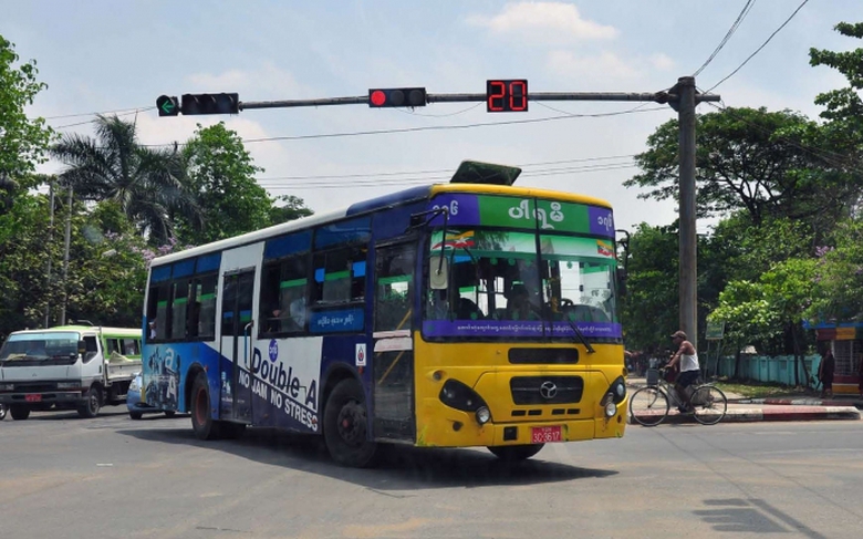 Xe bus ở thủ đ&ocirc; Yangon Myanmar