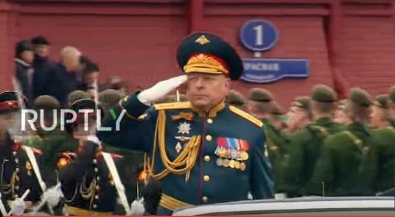 Cuộc duyệt binh bắt đầu tr&ecirc;n Quảng Trường Đỏ