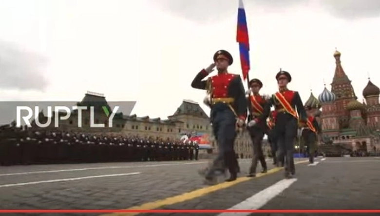 Cuộc duyệt binh ch&iacute;nh thức bắt đầu