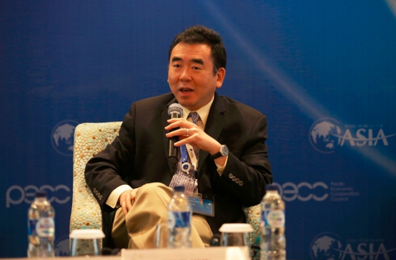 &Ocirc;ng Denis Hew - Gi&aacute;m đốc Cơ quan hỗ trợ ch&iacute;nh s&aacute;ch