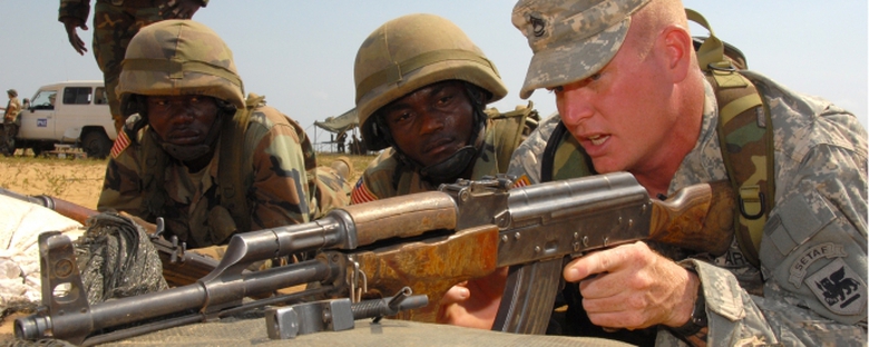 L&iacute;nh Mỹ sử dụng s&uacute;ng trường AK-47 3