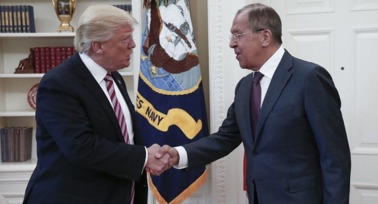 Ngoại trưởng Nga Sergei Lavrov v&agrave; Tổng thống Mỹ Do