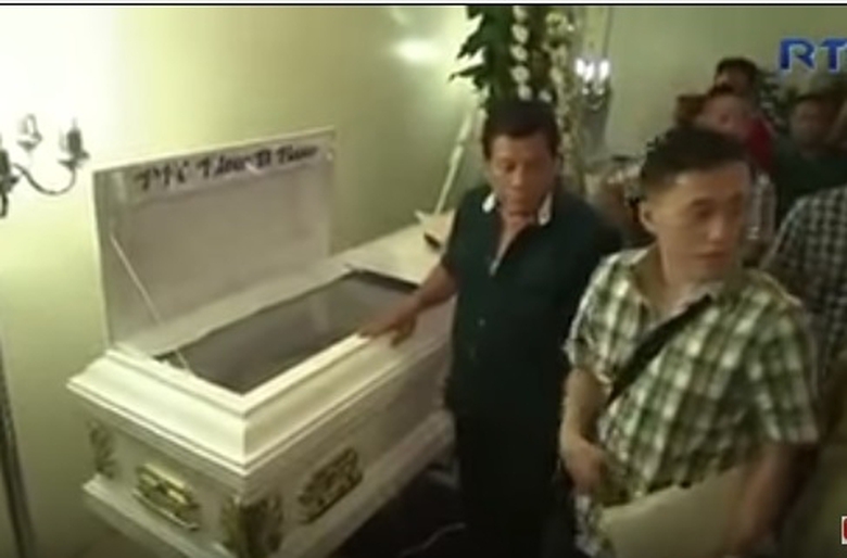 &Ocirc;ng Duterte đến viếng c&aacute;c qu&acirc;n nh&acirc;n Philippines th