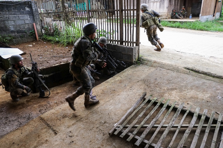 Qu&acirc;n đội Philippines triển khai chiến đấu ở Marawi