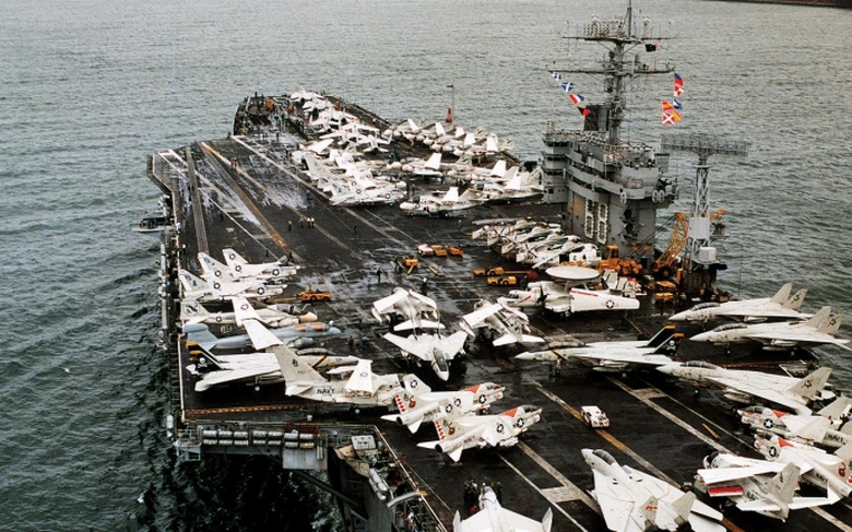 T&agrave;u s&acirc;n bay USS Nimitz