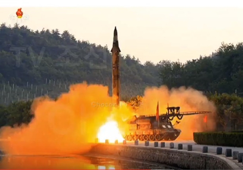 Triều Ti&ecirc;n c&ocirc;ng bố video thử t&ecirc;n lửa đạn đạo s&aacute;ng 