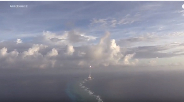 T&ecirc;n lửa m&ocirc; phỏng vũ kh&iacute; của đối phương được bắn l&ecirc;