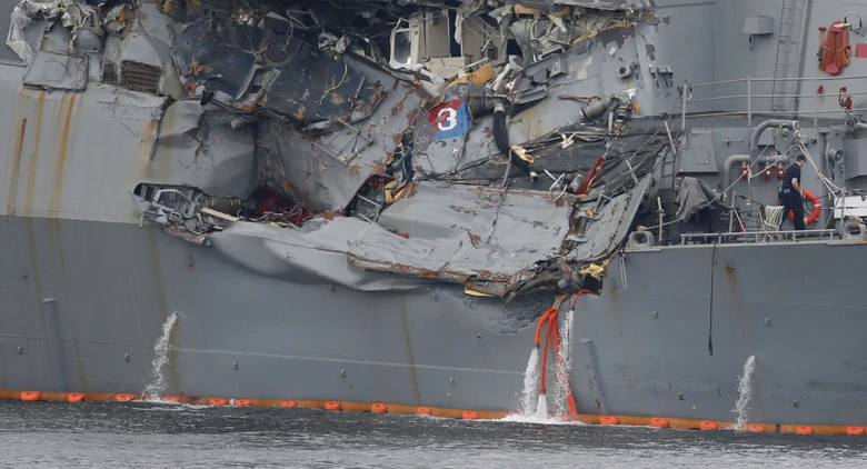 Tau chiến Mỹ bị t&agrave;u thương mại đ&acirc;m ngo&agrave;i khơi biển