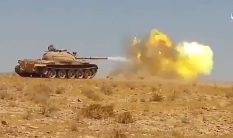 Khủng bố d&ugrave;ng xe tăng tấn c&ocirc;ng mỏ dầu