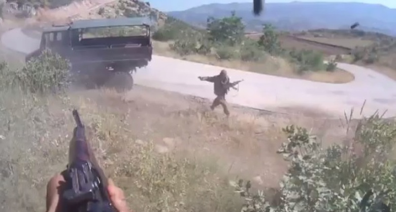 Chiếc xe tải của qu&acirc;n đội Thổ Nhĩ Kỳ bị phiến qu&acirc;n