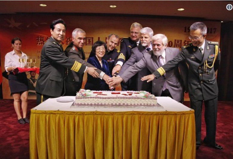 Ho&agrave;ng tử Bỉ chụp ảnh chung với c&aacute;c qu&acirc;n nh&acirc;n Trung