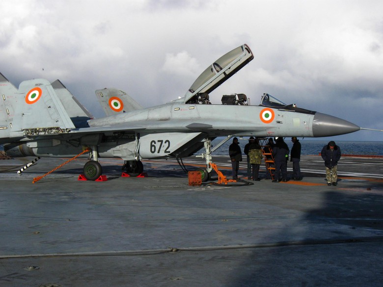 M&aacute;y bay Mig-29 tr&ecirc;n t&agrave;u s&acirc;n bau của Hải qu&acirc;n Ấn Độ