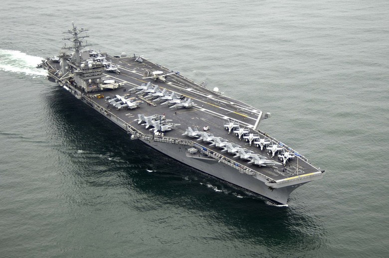 T&agrave;u s&acirc;n bay USS Nimitz