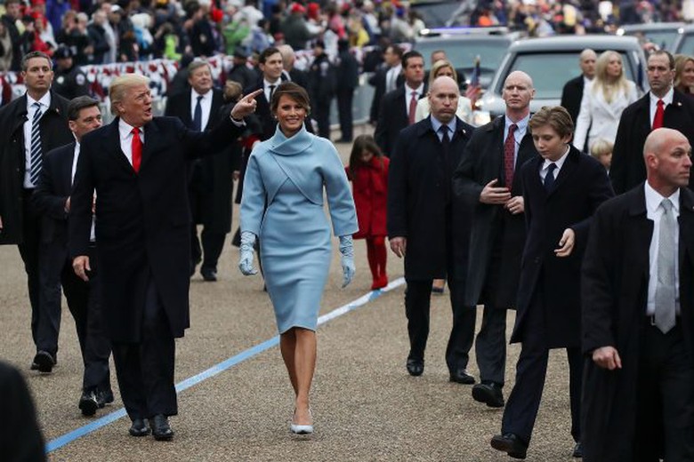 Tổng thống Trump c&ugrave;ng vợ v&agrave; con trai &uacute;t